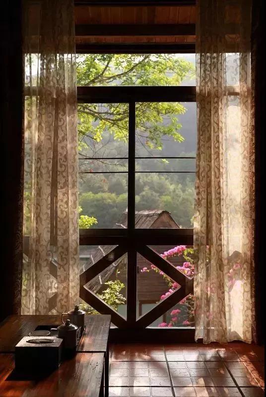 坐在窗前喝茶看风景